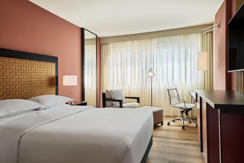 Habitación Deluxe - 1 cama extragrande o 1 cama grande del hotel Sheraton Frankfurt Airport and Conference Center. Foto 9