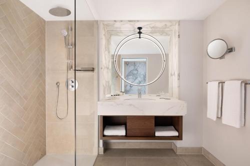 Suite Junior - Cama extragrande del hotel Sheraton Frankfurt Airport and Conference Center. Foto 5