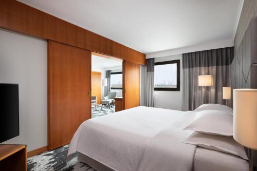 Suite Junior - Cama extragrande del hotel Sheraton Frankfurt Airport and Conference Center. Foto 6