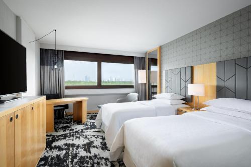 Habitación Deluxe - 2 camas individuales del hotel Sheraton Frankfurt Airport and Conference Center. Foto 3