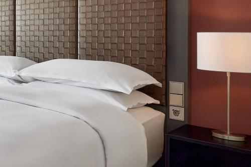 Habitación Deluxe - 2 camas individuales del hotel Sheraton Frankfurt Airport and Conference Center. Foto 7