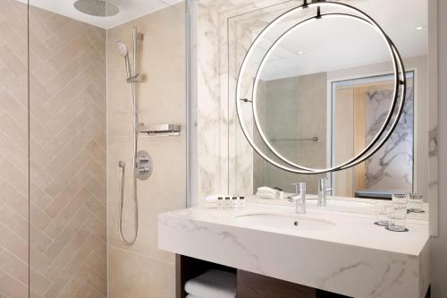 Suite Junior - Cama extragrande del hotel Sheraton Frankfurt Airport and Conference Center. Foto 8