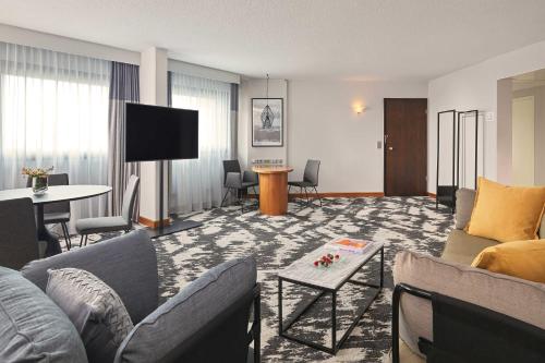 Suite Sheraton Club, 1 cama extragrande, acceso al club lounge del hotel Sheraton Frankfurt Airport and Conference Center