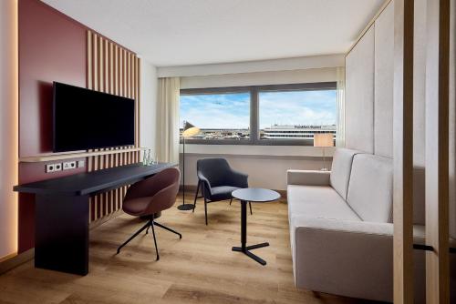 Apartamento de 2 habitaciones con zona de cocina, dormitorio 1: 2 camas individuales, dormitorio 2: 1 cama extragrande Murphy del hotel Sheraton Frankfurt Airport and Conference Center. Foto 1