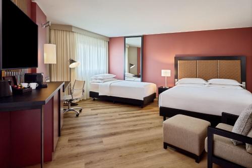 Habitación Familiar - 1 cama extragrande o 1 cama individual del hotel Sheraton Frankfurt Airport and Conference Center. Foto 7