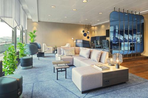 Suite Sheraton Club, 1 cama extragrande, acceso al club lounge del hotel Sheraton Frankfurt Airport and Conference Center. Foto 4