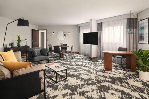 Suite Sheraton Club, 1 cama extragrande, acceso al club lounge del hotel Sheraton Frankfurt Airport and Conference Center. Foto 6