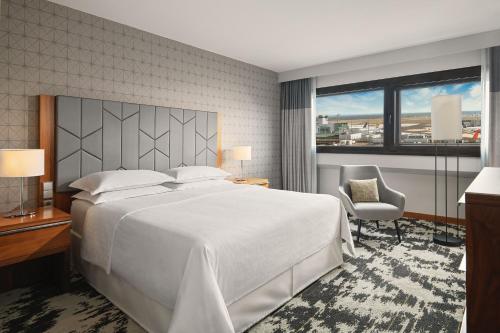 Suite Sheraton Club, 1 cama extragrande, acceso al club lounge del hotel Sheraton Frankfurt Airport and Conference Center. Foto 10