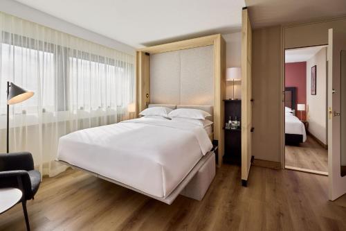 Apartamento de 2 habitaciones con zona de cocina, dormitorio 1: 2 camas individuales, dormitorio 2: 1 cama extragrande Murphy del hotel Sheraton Frankfurt Airport and Conference Center. Foto 4