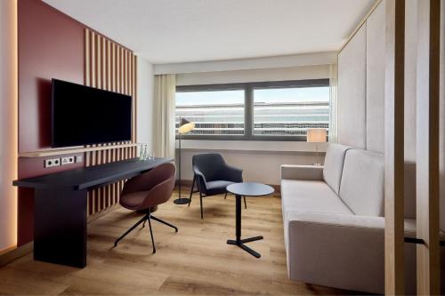 Apartamento de 2 habitaciones con zona de cocina, dormitorio 1: 2 camas individuales, dormitorio 2: 1 cama extragrande Murphy del hotel Sheraton Frankfurt Airport and Conference Center. Foto 8