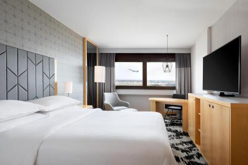 Habitación Deluxe - 1 cama extragrande o 1 cama grande del hotel Sheraton Frankfurt Airport and Conference Center. Foto 3