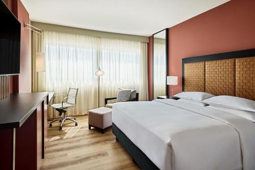 Habitación Deluxe - 1 cama extragrande o 1 cama grande del hotel Sheraton Frankfurt Airport and Conference Center. Foto 5