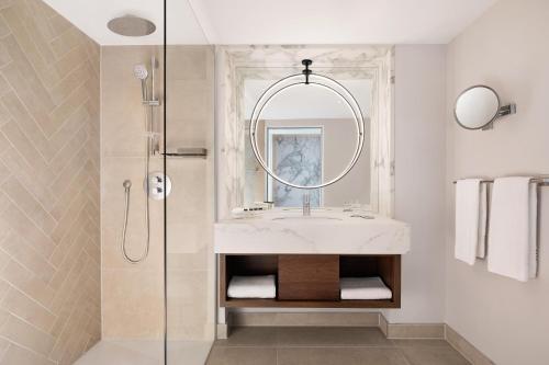 Suite Junior - Cama extragrande del hotel Sheraton Frankfurt Airport and Conference Center. Foto 3
