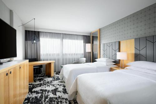 Habitación Deluxe - 2 camas individuales del hotel Sheraton Frankfurt Airport and Conference Center. Foto 2