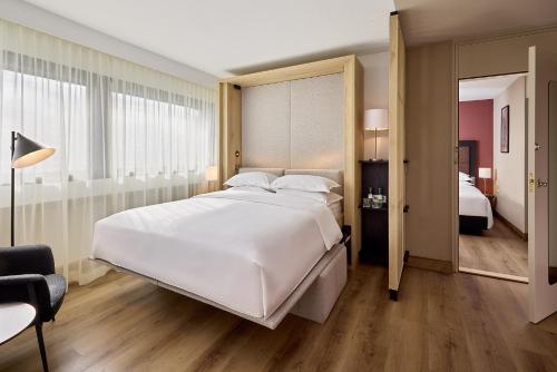 Apartamento de 2 habitaciones con zona de cocina, dormitorio 1: 2 camas individuales, dormitorio 2: 1 cama extragrande Murphy del hotel Sheraton Frankfurt Airport and Conference Center