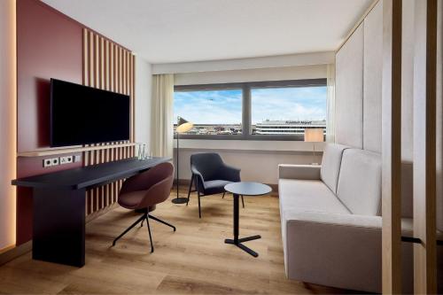 Apartamento de 2 habitaciones con zona de cocina, dormitorio 1: 2 camas individuales, dormitorio 2: 1 cama extragrande Murphy del hotel Sheraton Frankfurt Airport and Conference Center. Foto 4