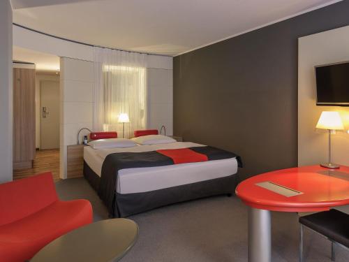Suite Privilege con sofá cama y balcón - Cama grande del hotel Mercure and Residenz Frankfurt Messe. Foto 6