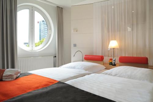 Suite Privilege con sofá cama y balcón - Cama grande del hotel Mercure and Residenz Frankfurt Messe. Foto 8