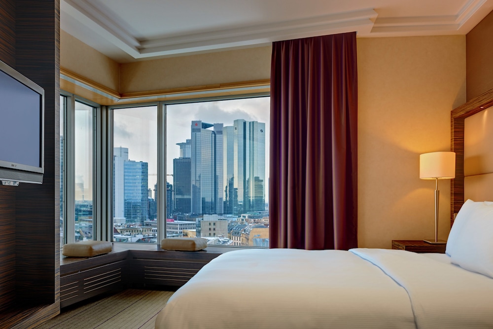 Suite presidencial, 1 cama de matrimonio grande del hotel Hilton Frankfurt City Centre. Foto 1