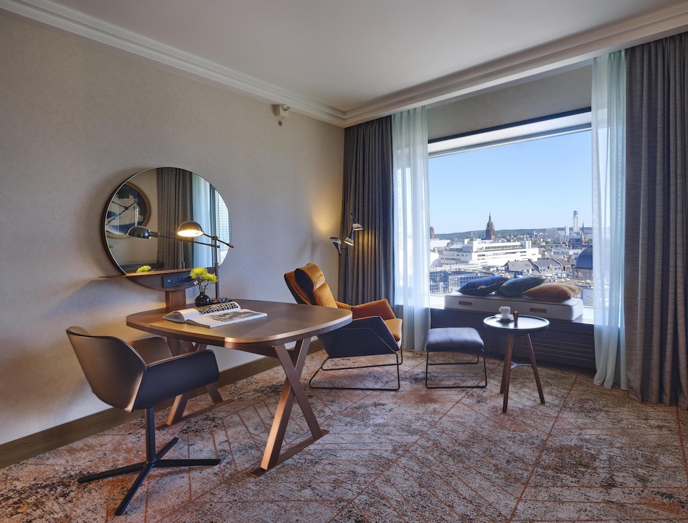 Suite presidencial, 1 cama de matrimonio grande del hotel Hilton Frankfurt City Centre. Foto 2