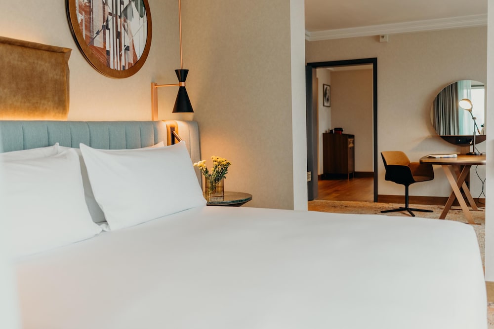 Suite presidencial, 1 cama de matrimonio grande del hotel Hilton Frankfurt City Centre. Foto 3