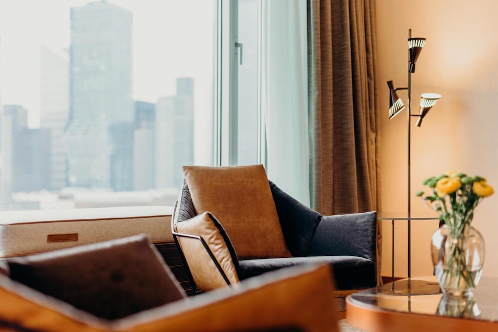 Suite presidencial, 1 cama de matrimonio grande del hotel Hilton Frankfurt City Centre. Foto 6