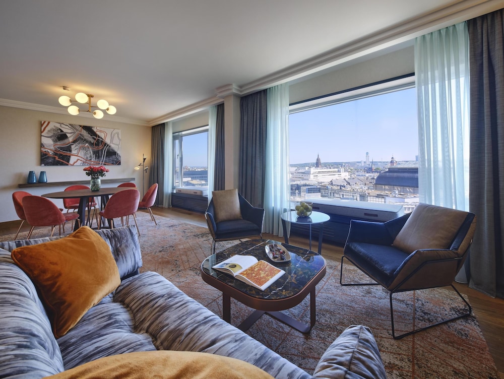 Suite presidencial, 1 cama de matrimonio grande del hotel Hilton Frankfurt City Centre. Foto 7