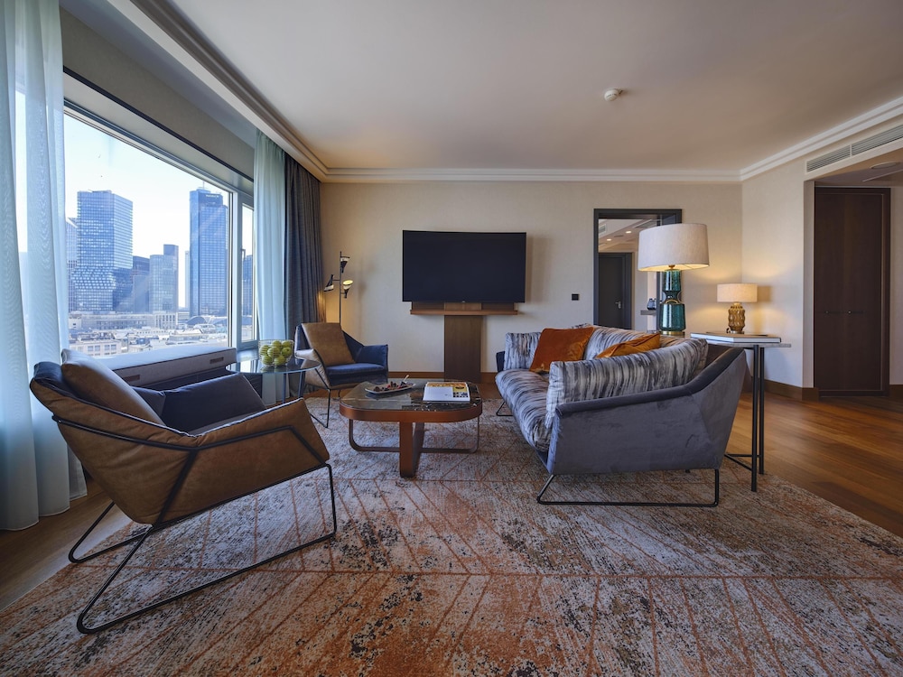 Suite presidencial, 1 cama de matrimonio grande del hotel Hilton Frankfurt City Centre. Foto 9