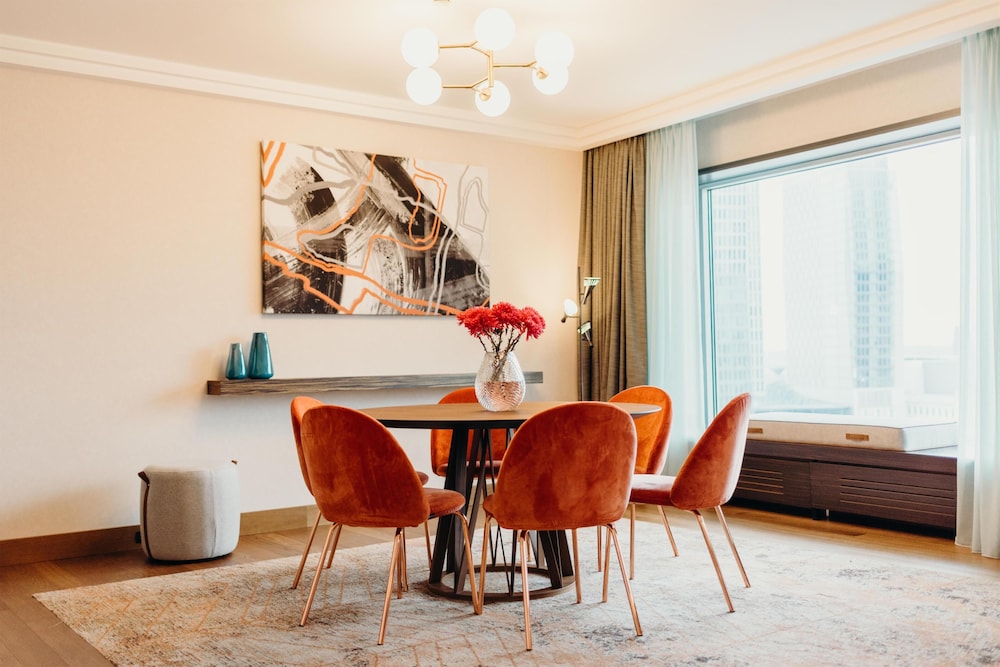 Suite presidencial, 1 cama de matrimonio grande del hotel Hilton Frankfurt City Centre. Foto 10