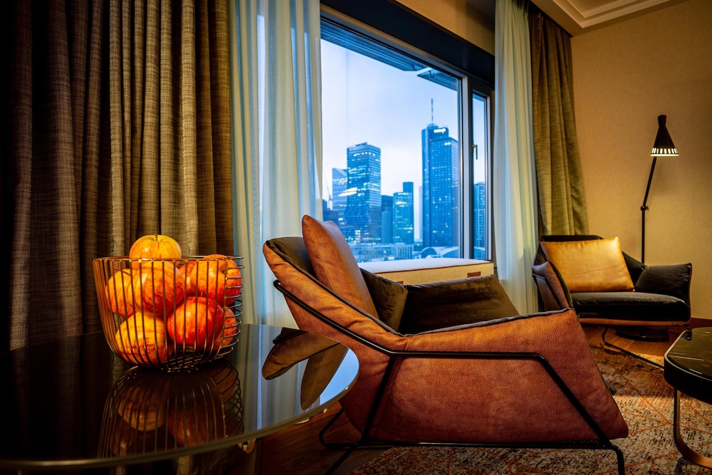 Suite presidencial, 1 cama de matrimonio grande del hotel Hilton Frankfurt City Centre. Foto 11