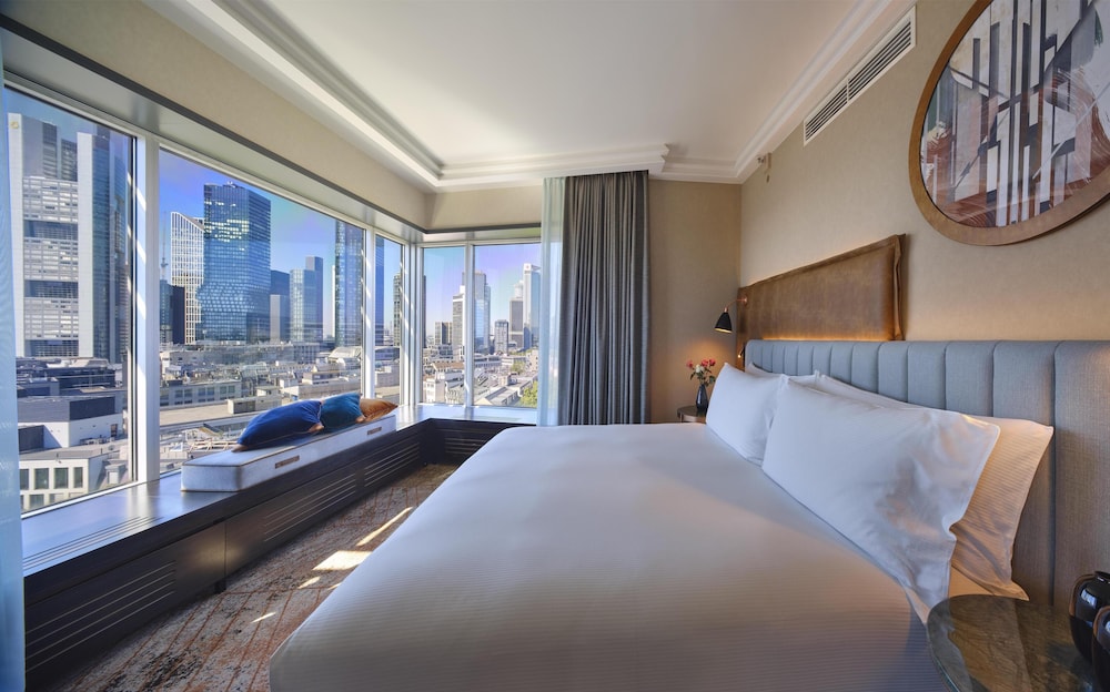 Suite presidencial, 1 cama de matrimonio grande del hotel Hilton Frankfurt City Centre. Foto 15
