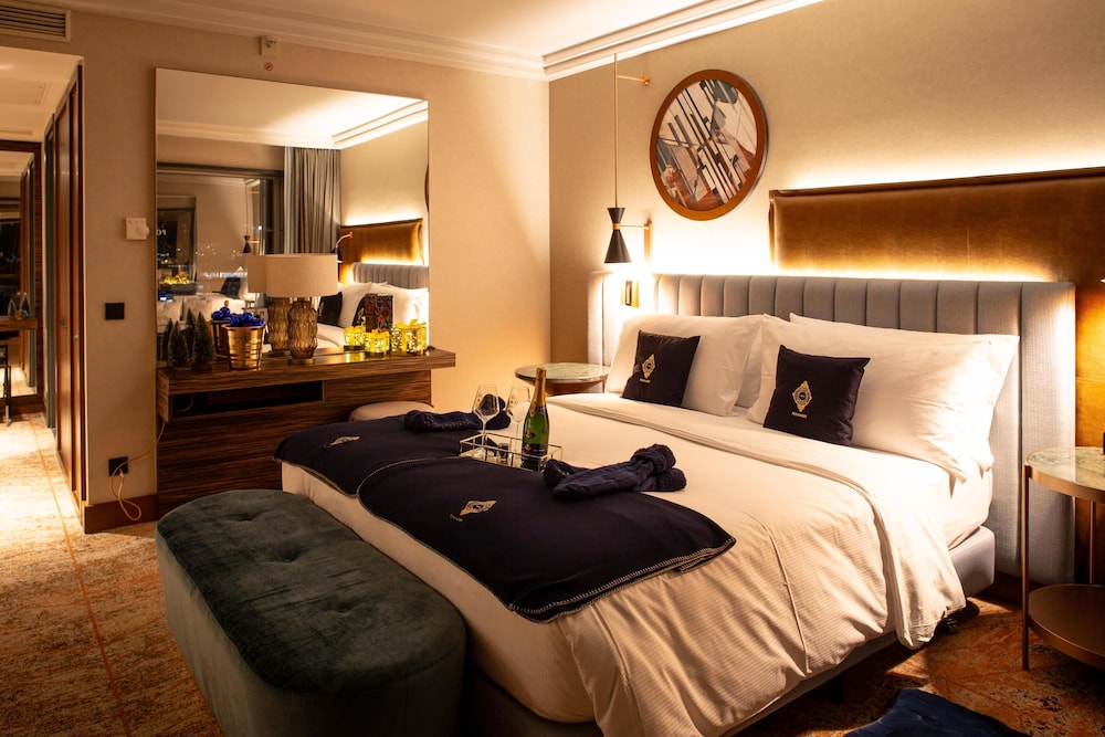 Ático, 1 cama de matrimonio grande del hotel Hilton Frankfurt City Centre. Foto 3