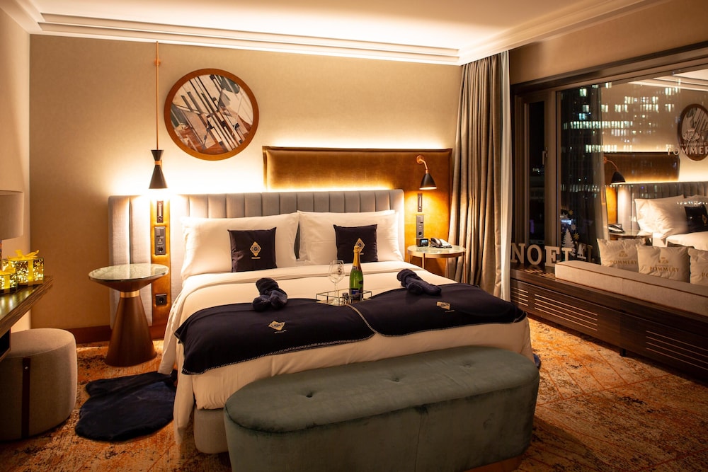 Ático, 1 cama de matrimonio grande del hotel Hilton Frankfurt City Centre. Foto 6