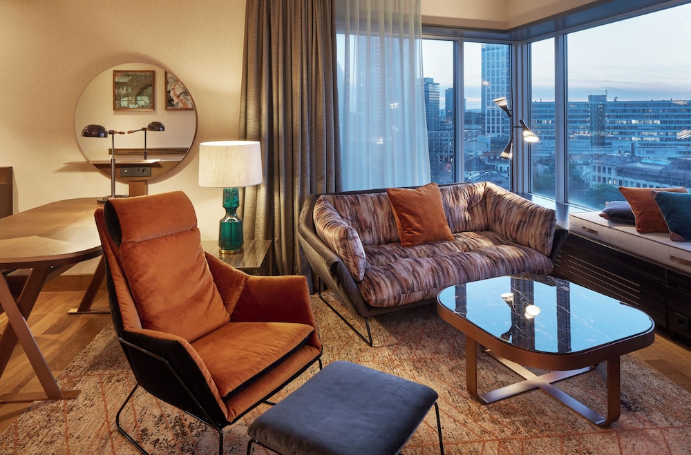 Suite, 1 cama de matrimonio grande, en esquina del hotel Hilton Frankfurt City Centre. Foto 10