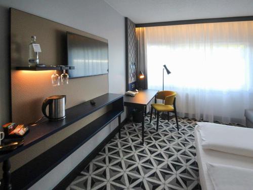 Habitación Estándar con 1 cama doble y sofá cama del hotel Mercure Freiburg Am Munster