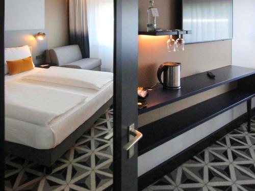Habitación Estándar con 1 cama doble y sofá cama del hotel Mercure Freiburg Am Munster. Foto 1