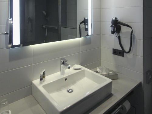 Habitación Estándar con 1 cama doble y sofá cama del hotel Mercure Freiburg Am Munster. Foto 4