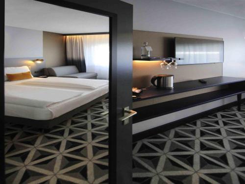 Habitación Estándar con 1 cama doble y sofá cama del hotel Mercure Freiburg Am Munster. Foto 7