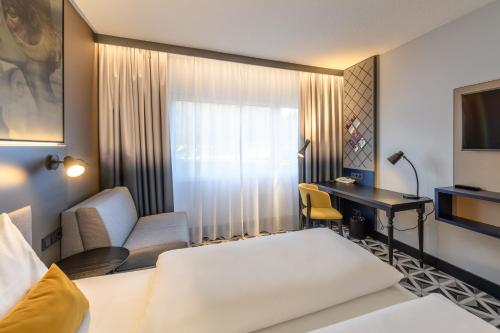 Habitación Estándar con 1 cama doble y sofá cama del hotel Mercure Freiburg Am Munster. Foto 8
