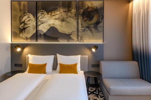 Habitación Estándar con 1 cama doble y sofá cama del hotel Mercure Freiburg Am Munster. Foto 11