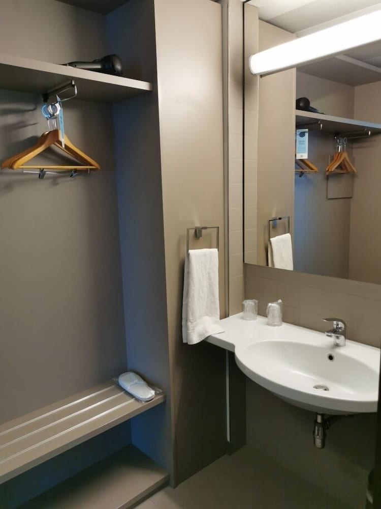 Suite junior, 1 cama de matrimonio grande del hotel Ibis Styles Roma Eur. Foto 6