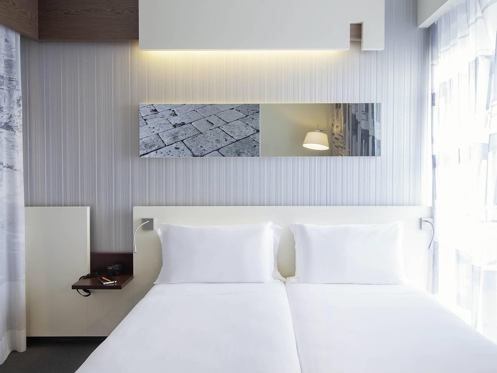 Habitación superior con 2 camas individuales, 2 camas individuales del hotel Ibis Styles Roma Eur. Foto 3