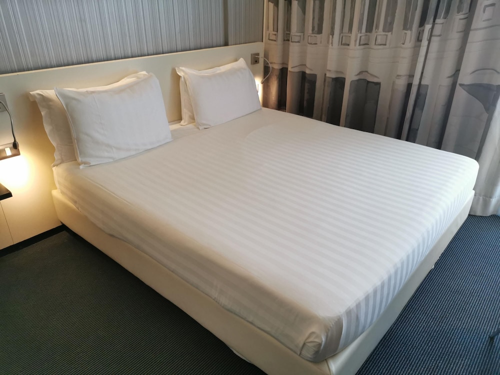 Habitación doble superior, 1 cama doble, balcón del hotel Ibis Styles Roma Eur. Foto 1