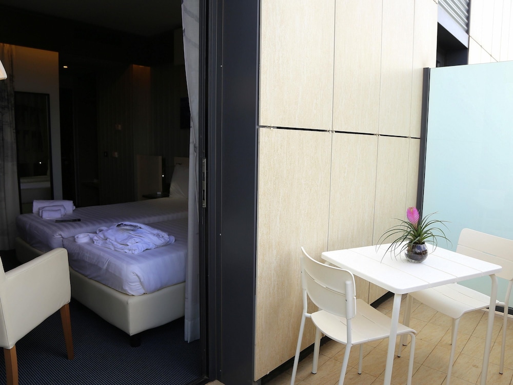 Habitación superior con 2 camas individuales, 2 camas individuales, balcón del hotel Ibis Styles Roma Eur. Foto 1