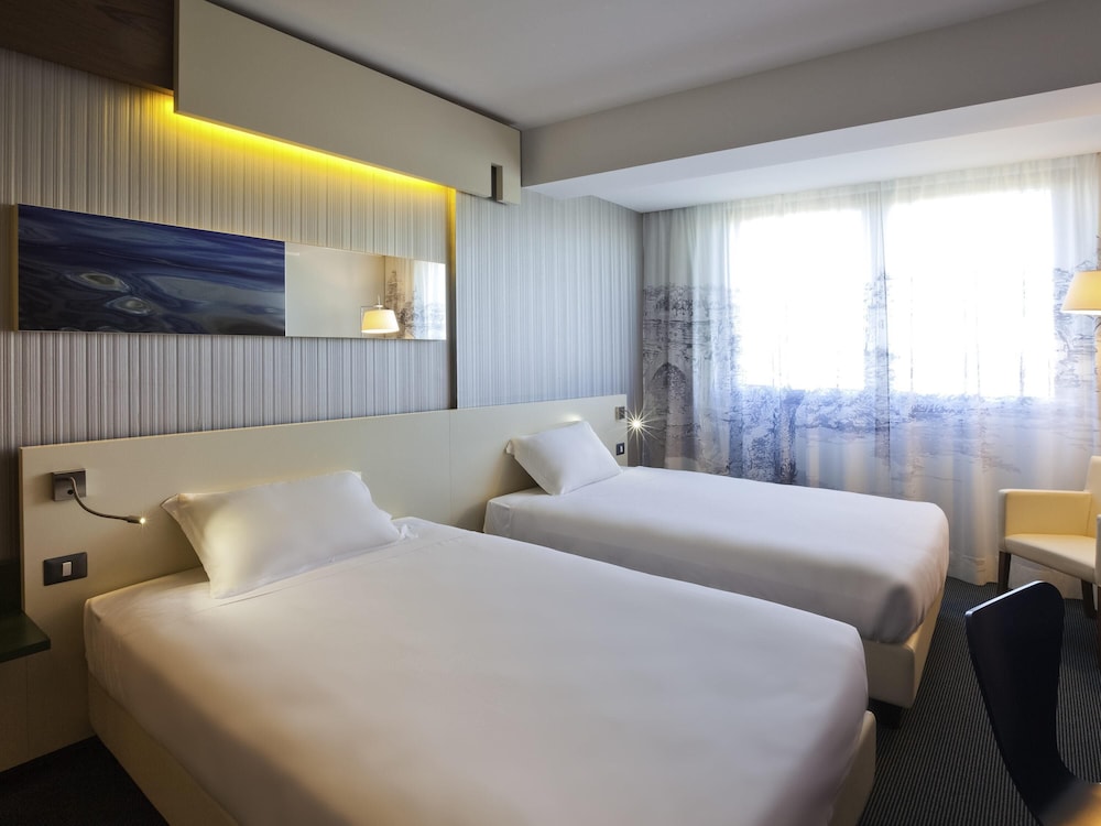 Habitación doble superior, 2 camas dobles del hotel Ibis Styles Roma Eur. Foto 5