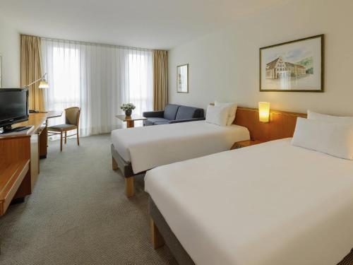 Habitación Doble Estándar - 2 camas del hotel Novotel Freiburg Am Konzerthaus. Foto 1
