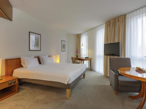 Habitación Doble Estándar del hotel Novotel Freiburg Am Konzerthaus. Foto 4