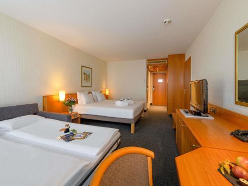 Habitación Doble Superior con sofá cama del hotel Novotel Freiburg Am Konzerthaus