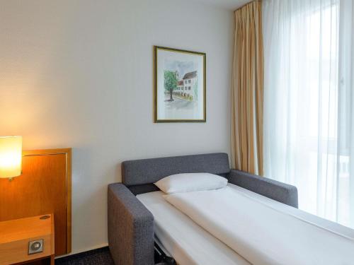 Habitación Doble Estándar con sofá cama del hotel Novotel Freiburg Am Konzerthaus