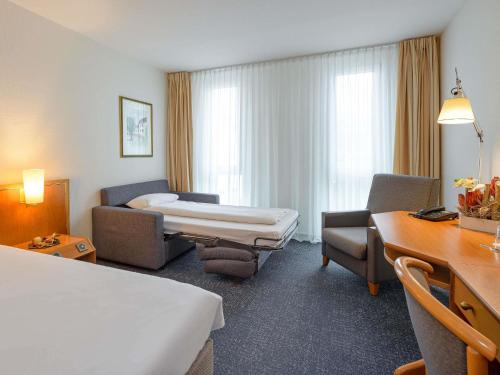 Habitación Doble Estándar con sofá cama del hotel Novotel Freiburg Am Konzerthaus. Foto 1